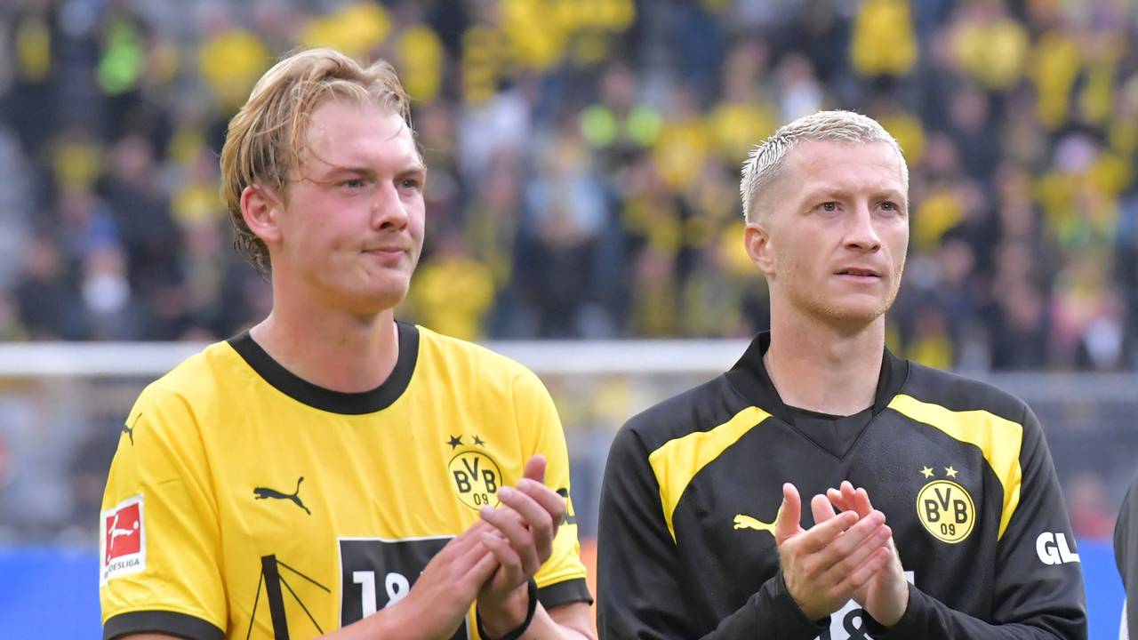 Julian Brandt und Marco Reus applaudieren den eigenen Fans.