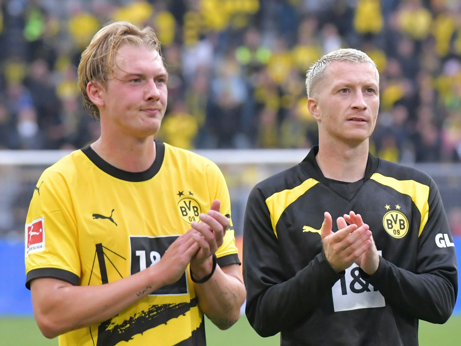 Julian Brandt und Marco Reus applaudieren den eigenen Fans.