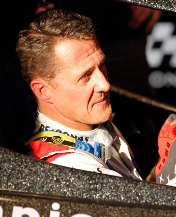 Michael Schumacher sitzt in einem Renn-Auto.