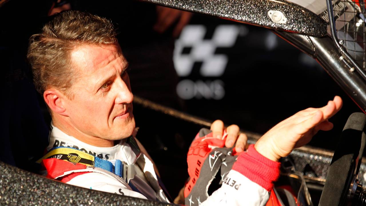 Michael Schumacher sitzt in einem Renn-Auto.
