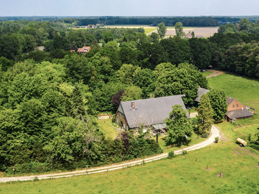 Das Gebäude, in dem die RTL-Realityshow „Sommerhaus der Stars“ gedreht wurde (Aufnahme mit Drohne).