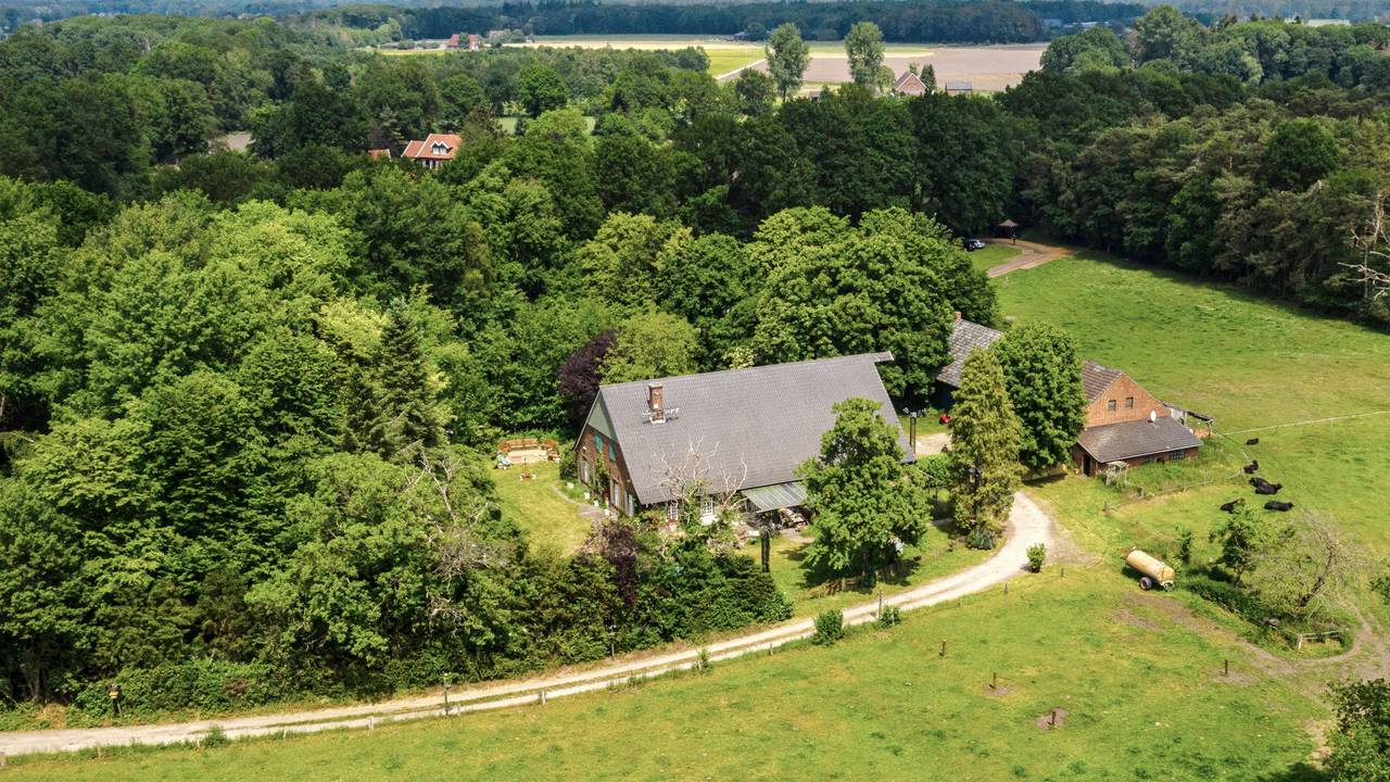Das Gebäude, in dem die RTL-Realityshow „Sommerhaus der Stars“ gedreht wurde (Aufnahme mit Drohne).
