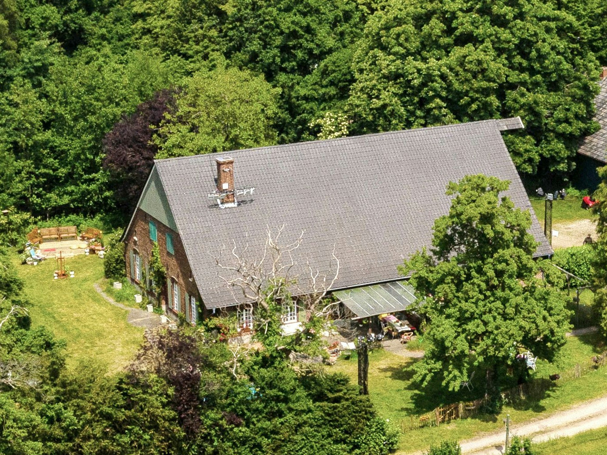 Das Gebäude, in dem die RTL-Realityshow „Sommerhaus der Stars“ gedreht wurde (Aufnahme mit Drohne).