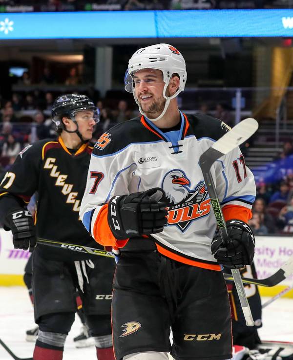 Nic Kerdiles mit guter Laune bei einem Eishockey-Spiel der San Diego Gulls.