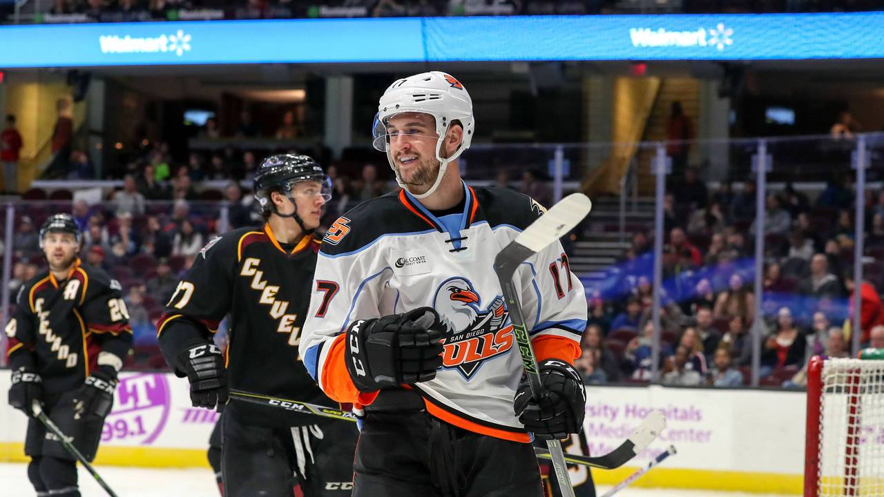 Nic Kerdiles mit guter Laune bei einem Eishockey-Spiel der San Diego Gulls.