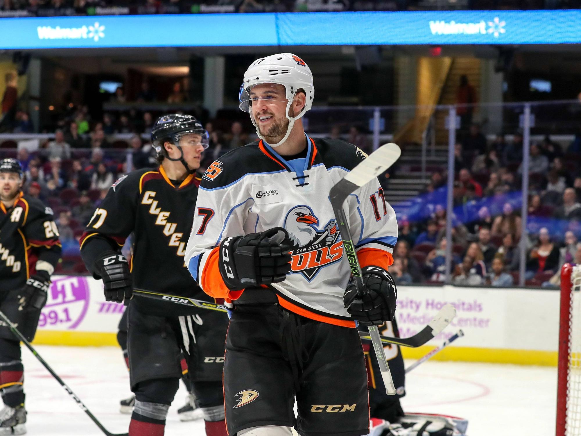 Nic Kerdiles mit guter Laune bei einem Eishockey-Spiel der San Diego Gulls.