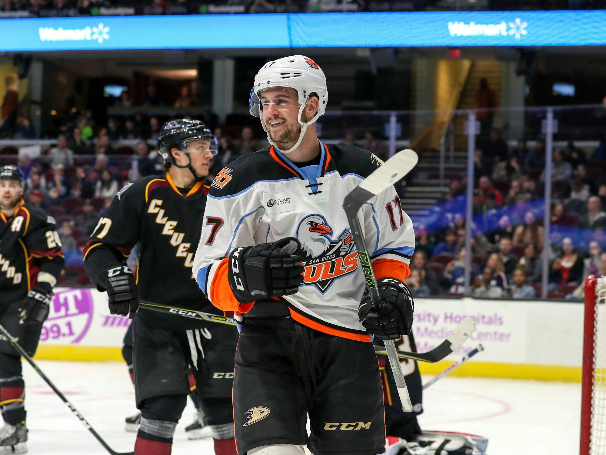 Nic Kerdiles mit guter Laune bei einem Eishockey-Spiel der San Diego Gulls.