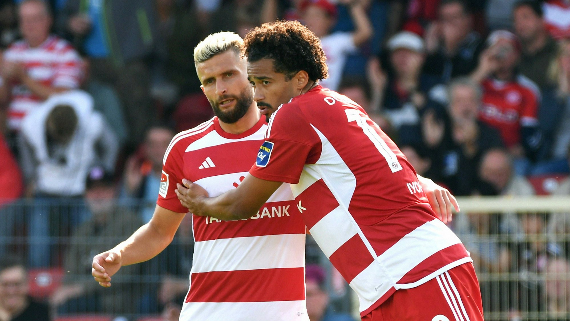 Nicolas Gacory und Emmanuel Iyoha jubeln gemeinsam im Testspiel gegen den VfL Bochum.