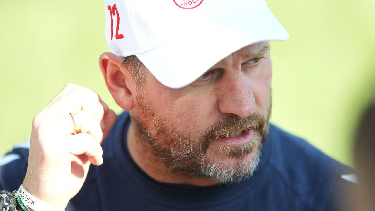 Steffen Baumgart spricht nach dem Training des 1. FC Köln.