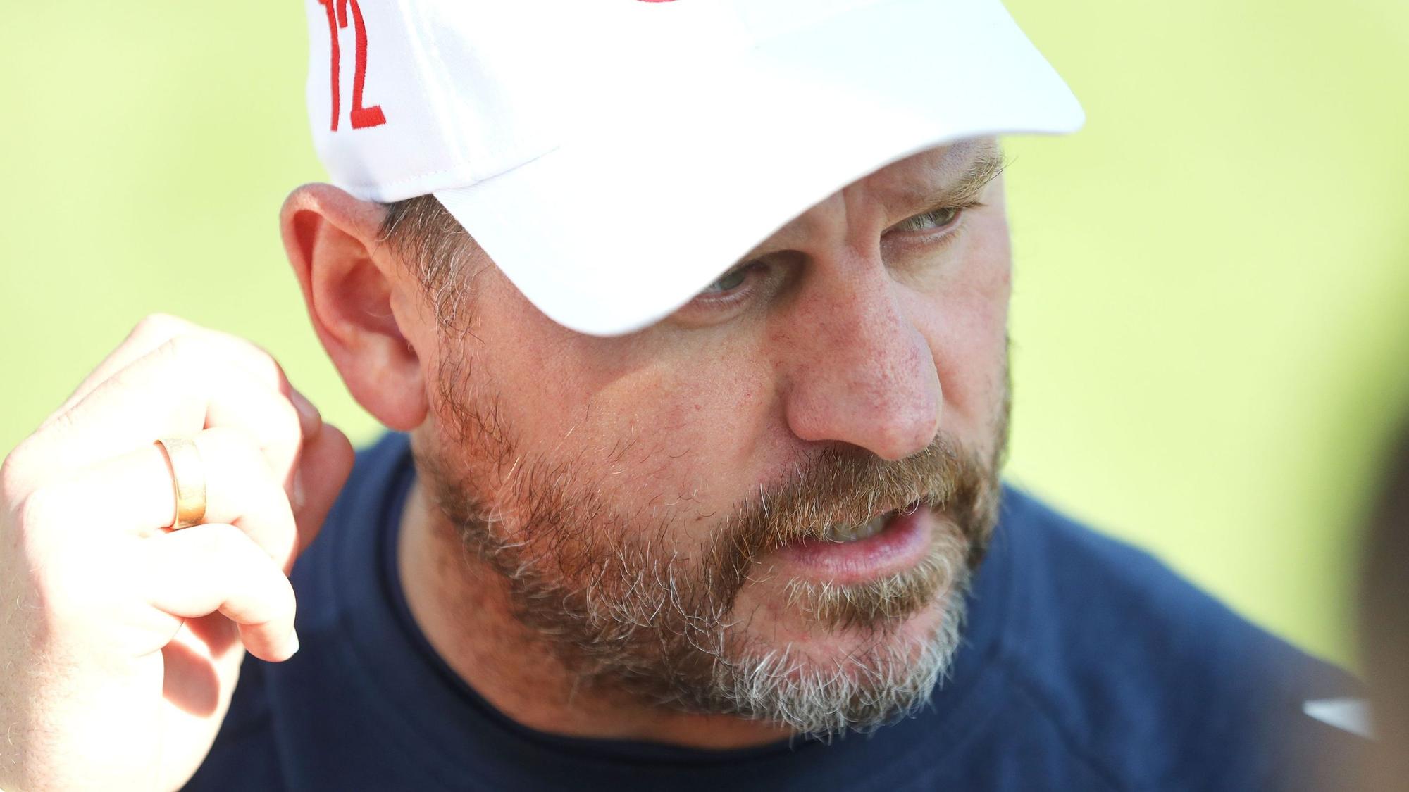 Steffen Baumgart spricht nach dem Training des 1. FC Köln.