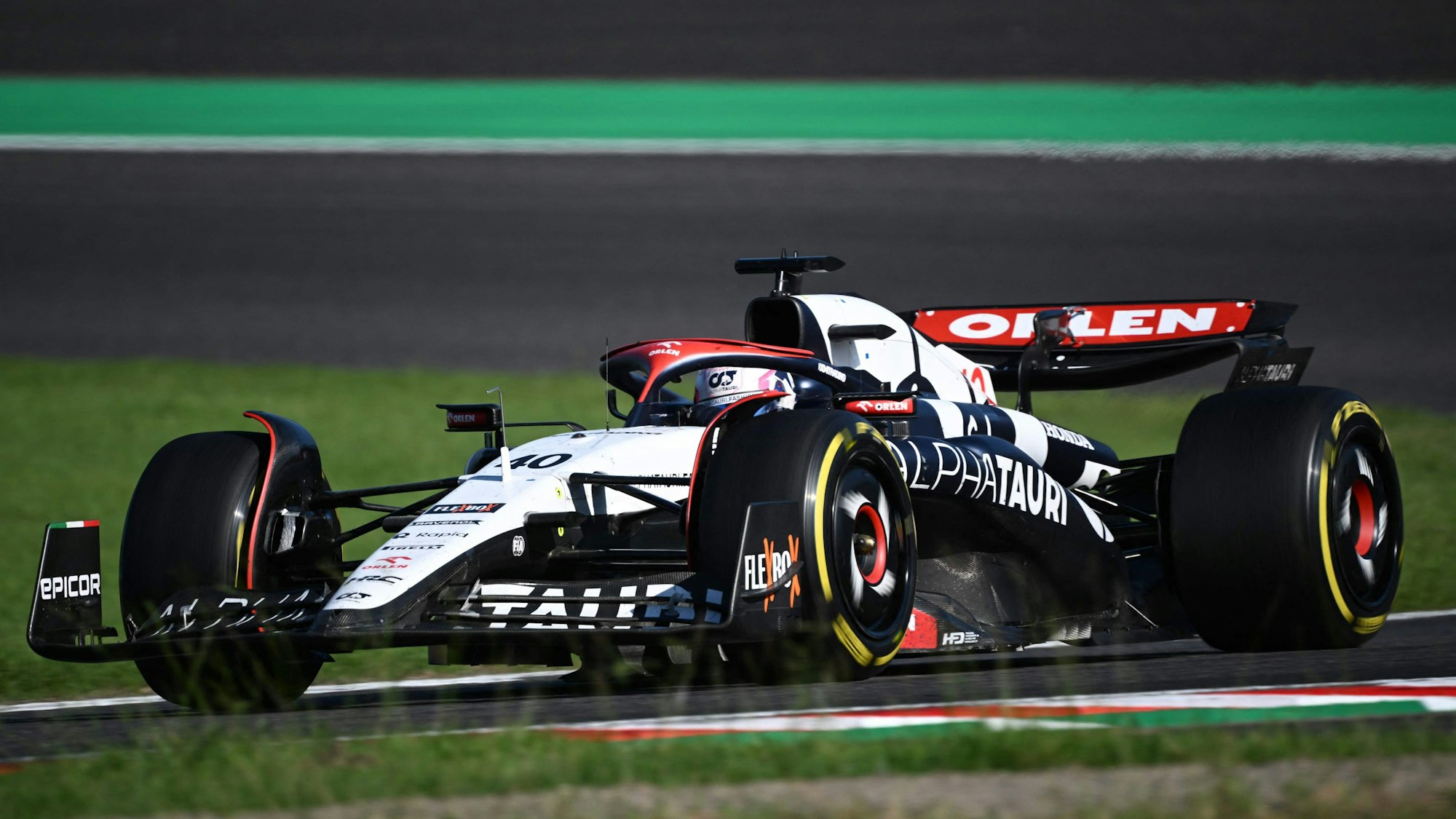 Liam Lawson fährt im Alpha Tauri über die Strecke in Japan.