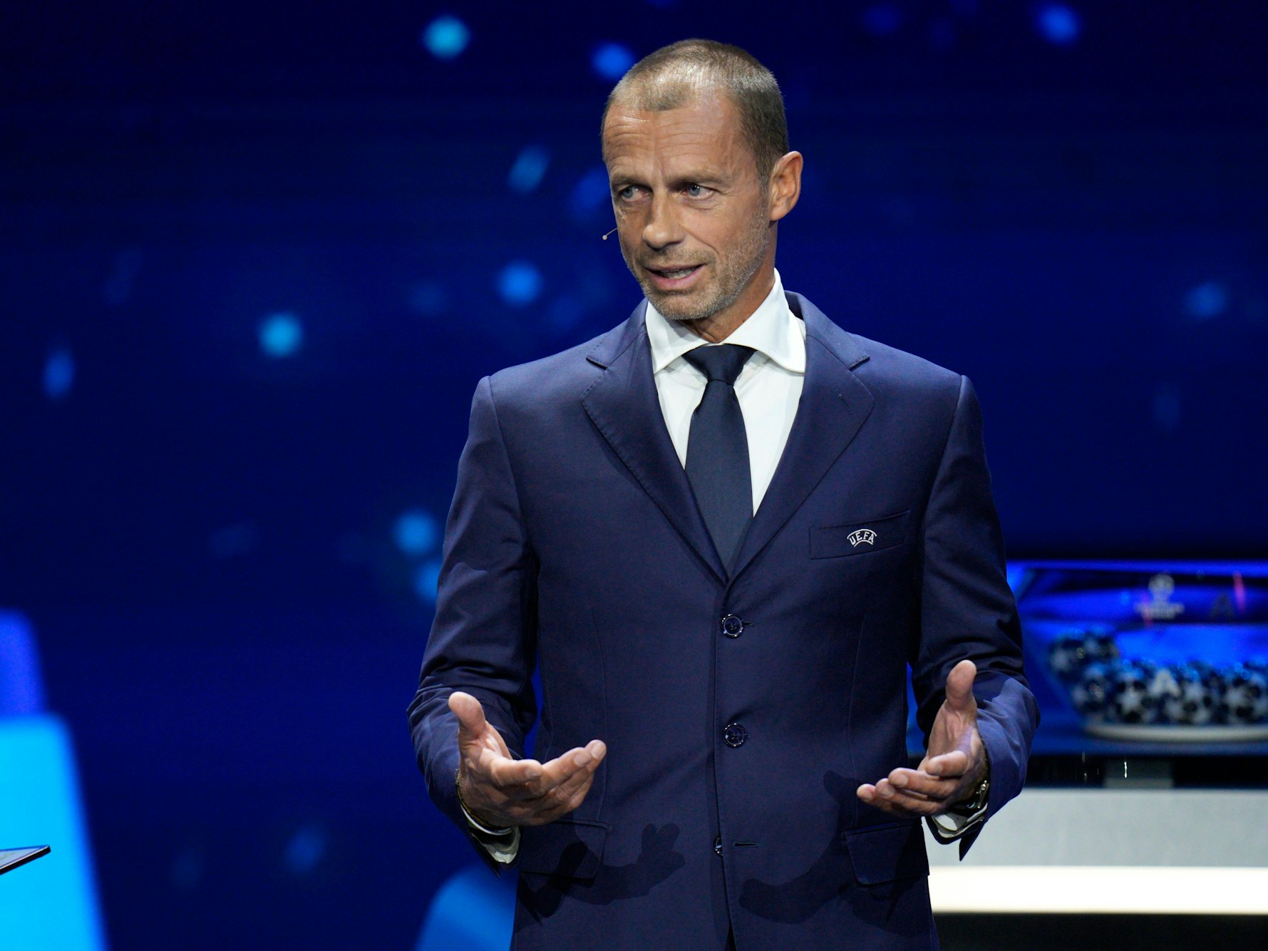 Aleksander Ceferin spricht in Monaco.