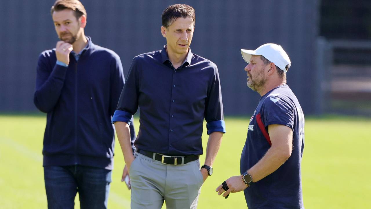 Thomas Kessler beobachtet Christian Keller und Steffen Baumgart (v.l.n.r.) im Gespräch.