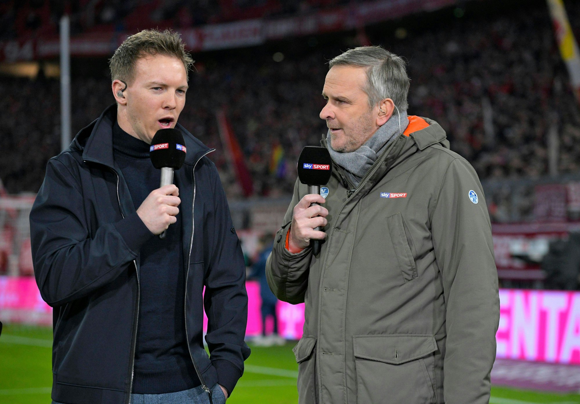 Julian Nagelsmann und Didi unterhalten sich mit Sky-Mikros in den Händen. Sie stehen in der Allianz-Arena.
