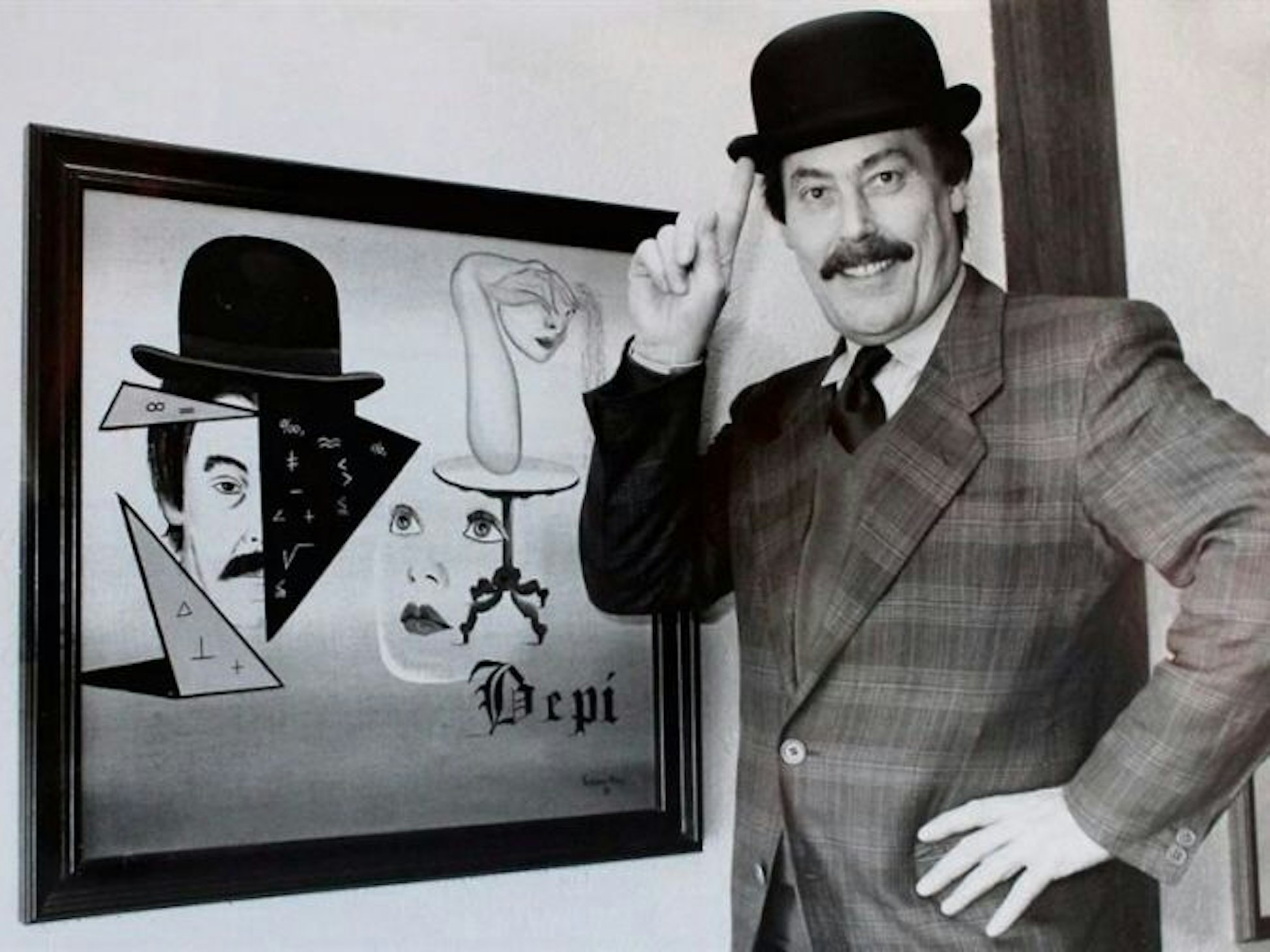 Wirt Bepi steht neben einem gemalten Bild von ihm von Theodor Marx.