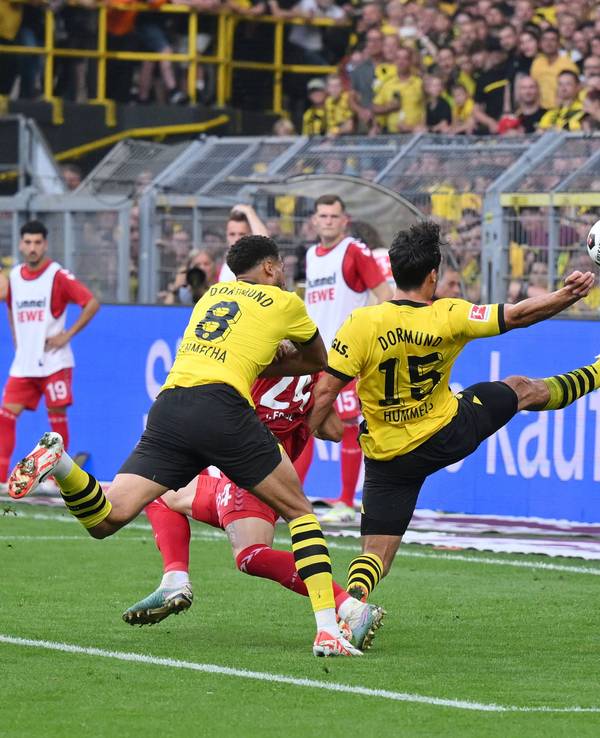 Mats Hummels geht vor Marvin Schwäbe im Spiel von Borussia Dortmund gegen den 1. FC Köln mit dem langen Bein zum Ball.