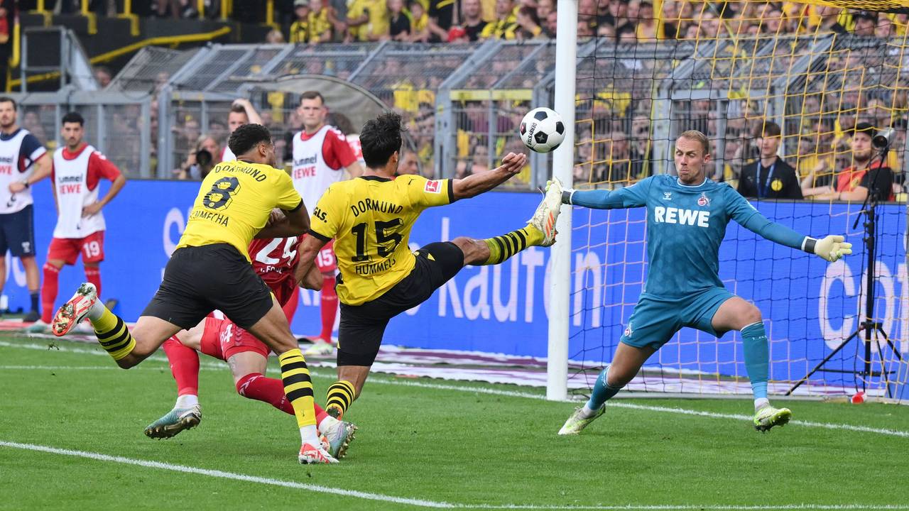 Mats Hummels geht vor Marvin Schwäbe im Spiel von Borussia Dortmund gegen den 1. FC Köln mit dem langen Bein zum Ball.