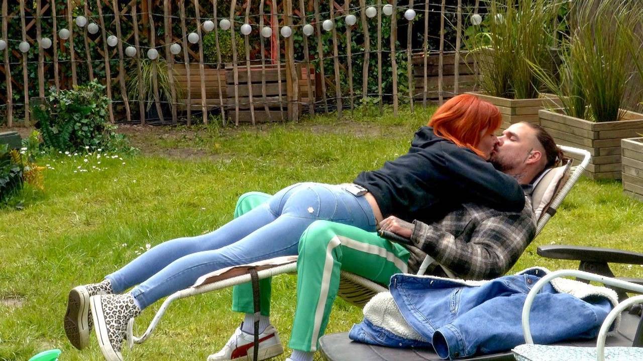 Pia Tillmann und Zico Banach liegen im „Sommerhaus der Stars“ aufeinander.
