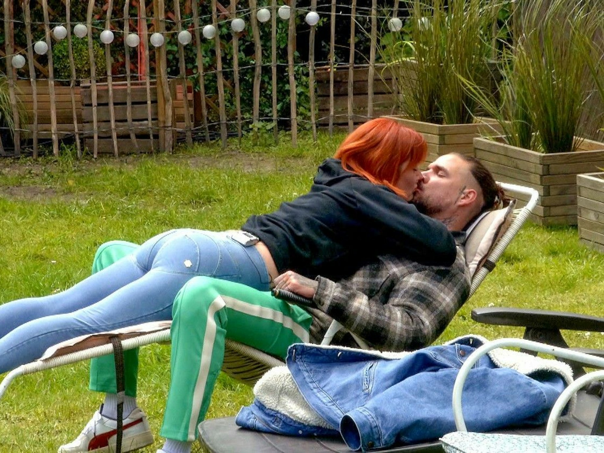 Pia Tillmann und Zico Banach liegen im „Sommerhaus der Stars“ aufeinander.