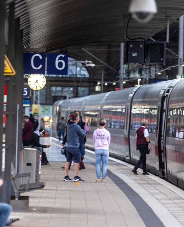 Ein ICE der Deutschen Bahn steht in einem Bahnhof.