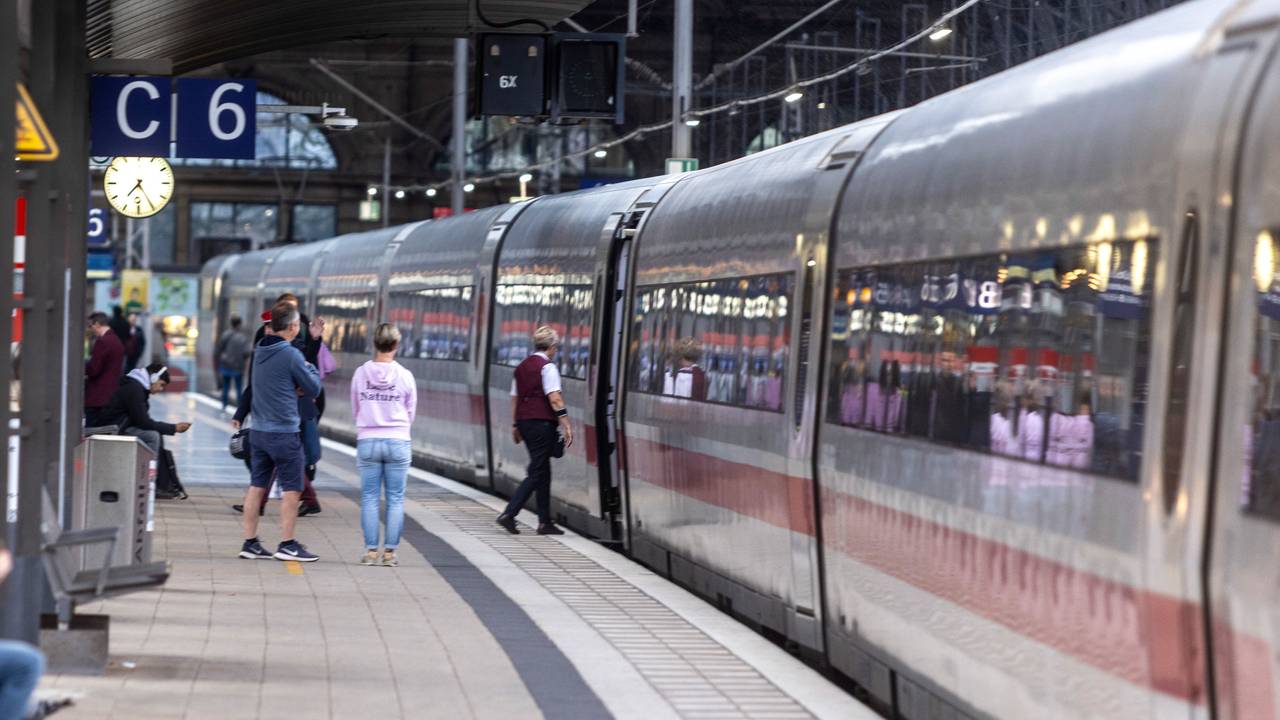 Ein ICE der Deutschen Bahn steht in einem Bahnhof.