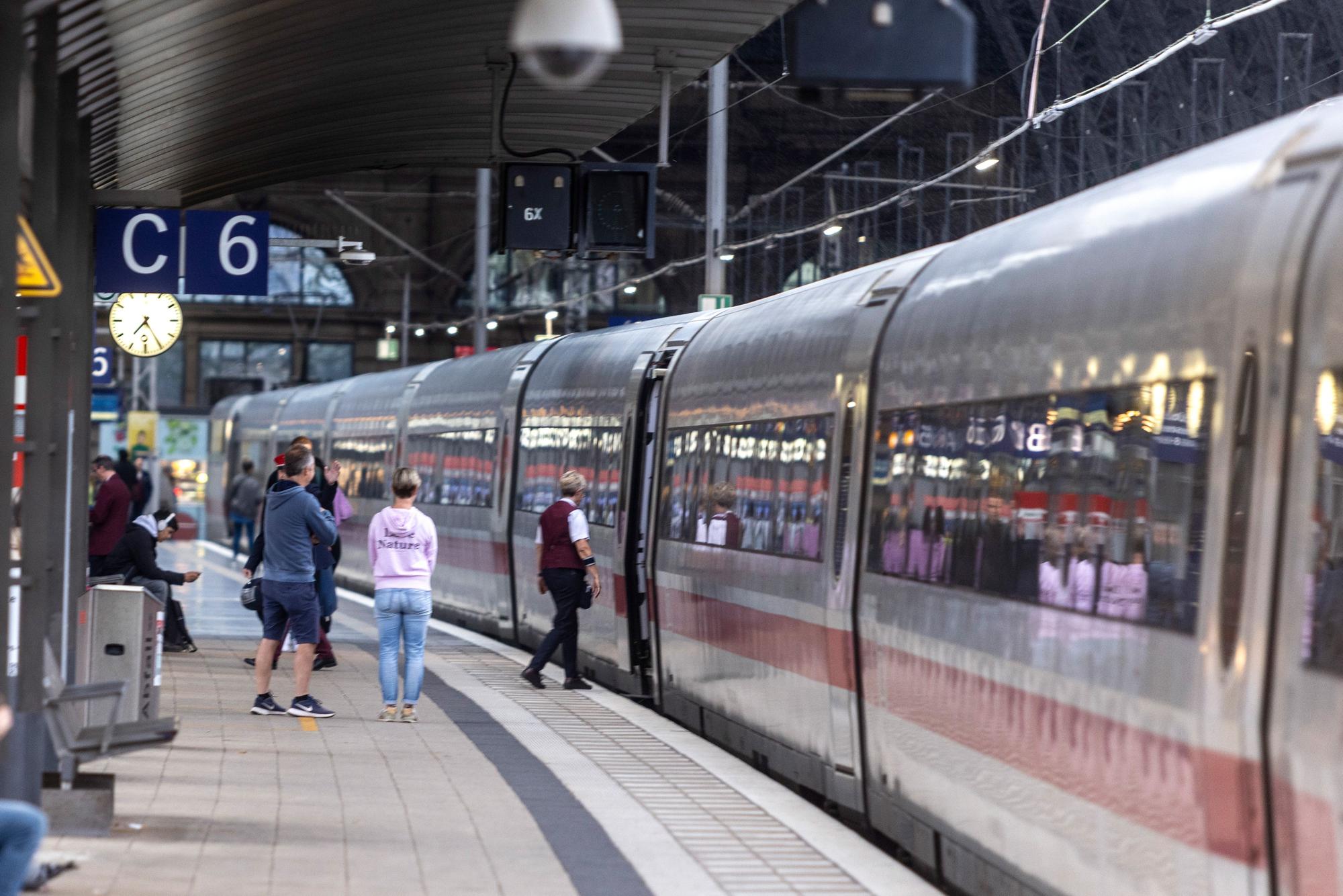 Ein ICE-Zug steht abfahrbereit im Hauptbahnhof.