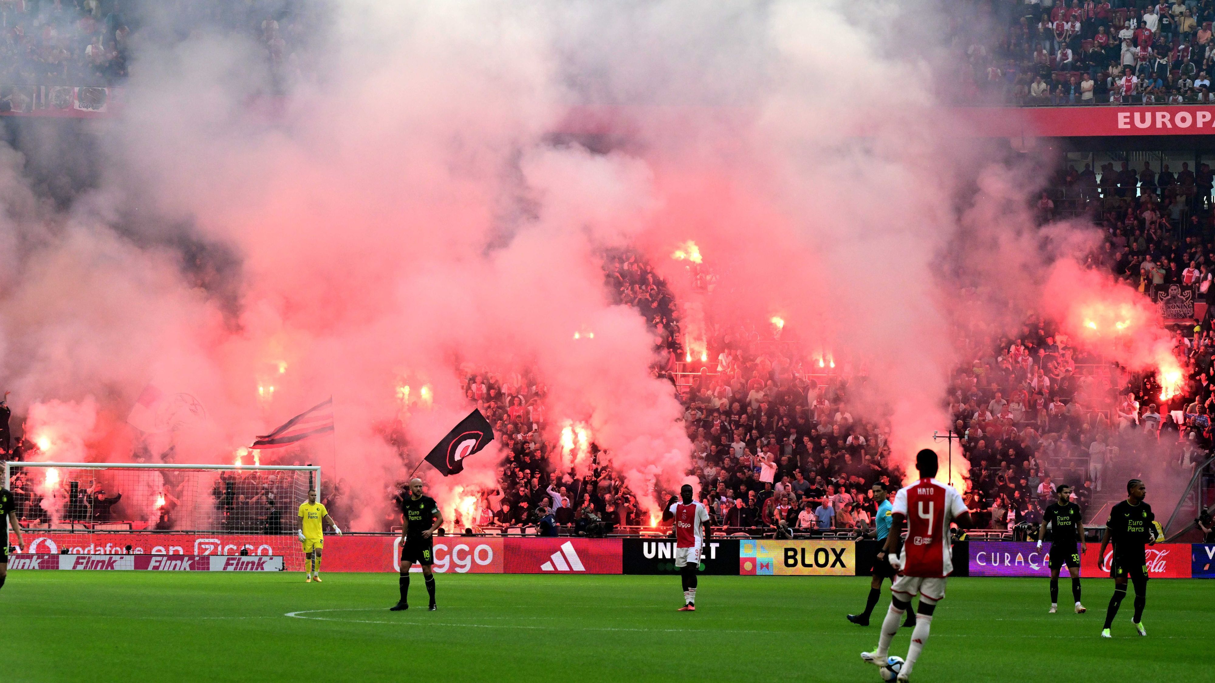 Ajax-Fans zünden Pyrotechnik auf der Tribüne.