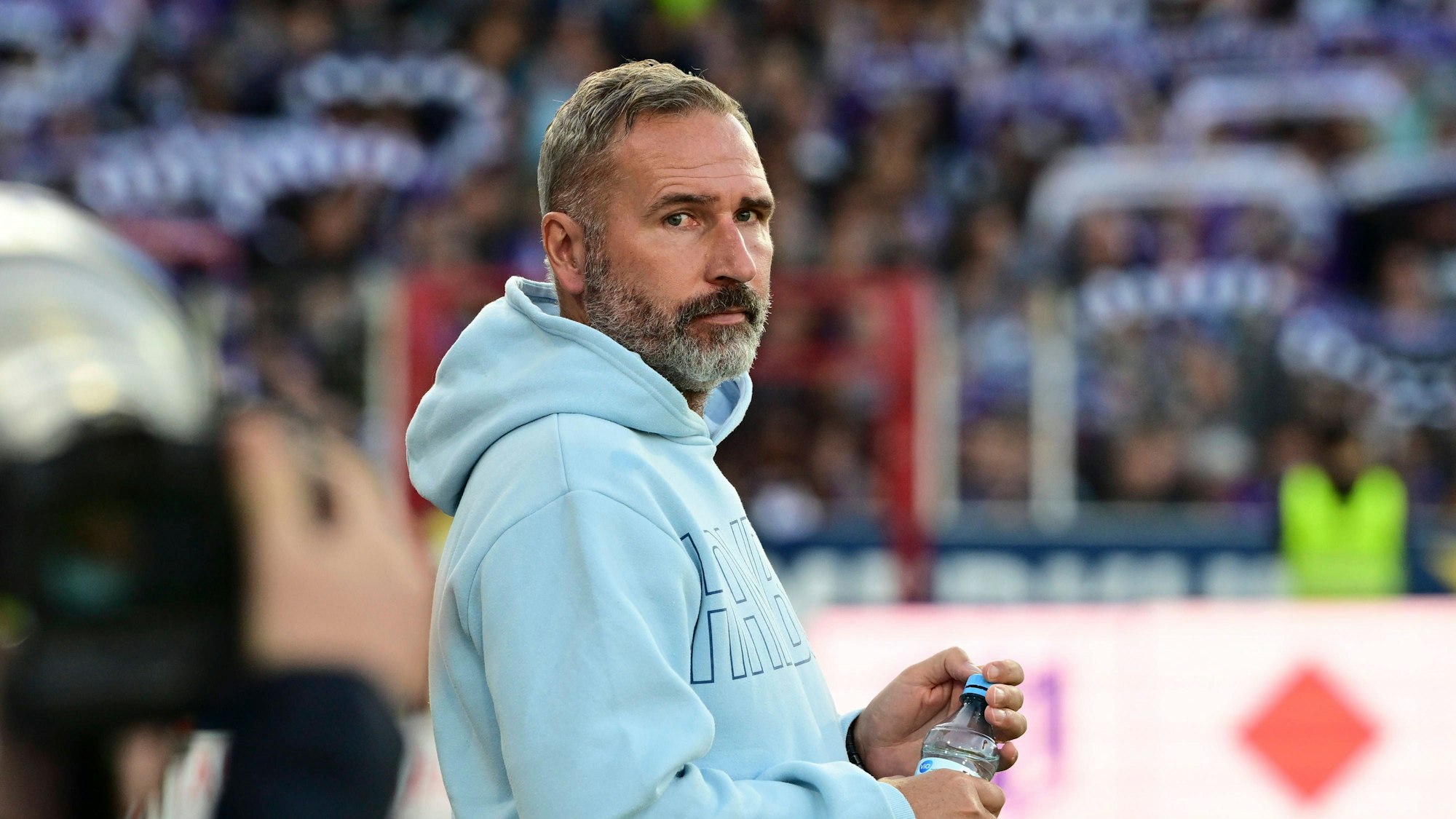 HSV-Trainer Tim Walter steht beim Spiel in Osnabrück an der Seitenlinie.