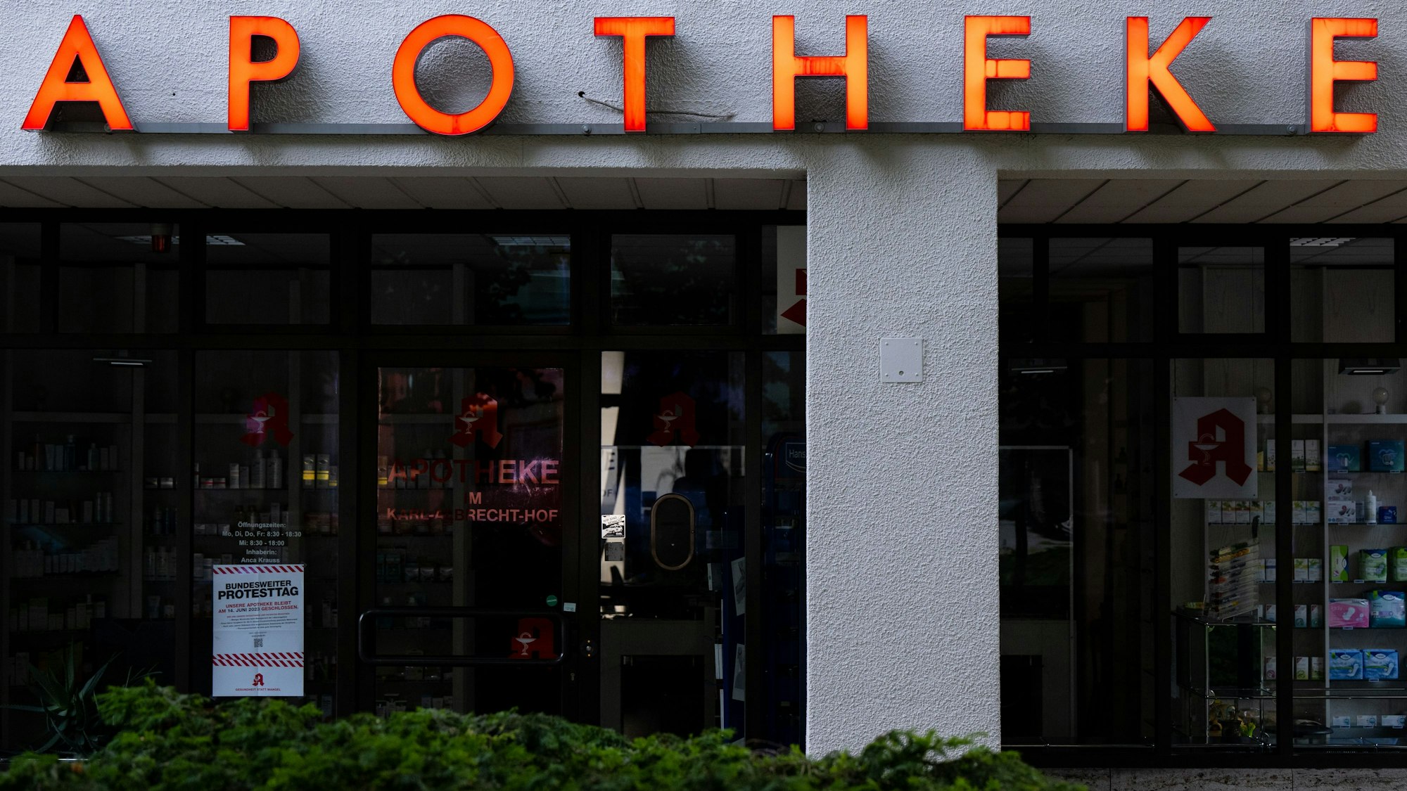 Bereits im Juni hatten viele Apotheken zeitweise dicht gemacht, aus Protest gegen die Politik von Karl Lauterbach (SPD), wie die Münchner Apotheke auf unserem Foto.