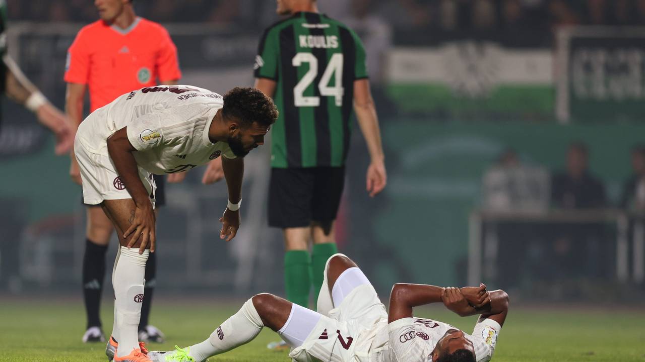 DFB-Pokal, Preußen Münster - Bayern München, 1. Runde: Serge Gnabry (unten) hat sich bei einem Zweikampf am Arm verletzt.