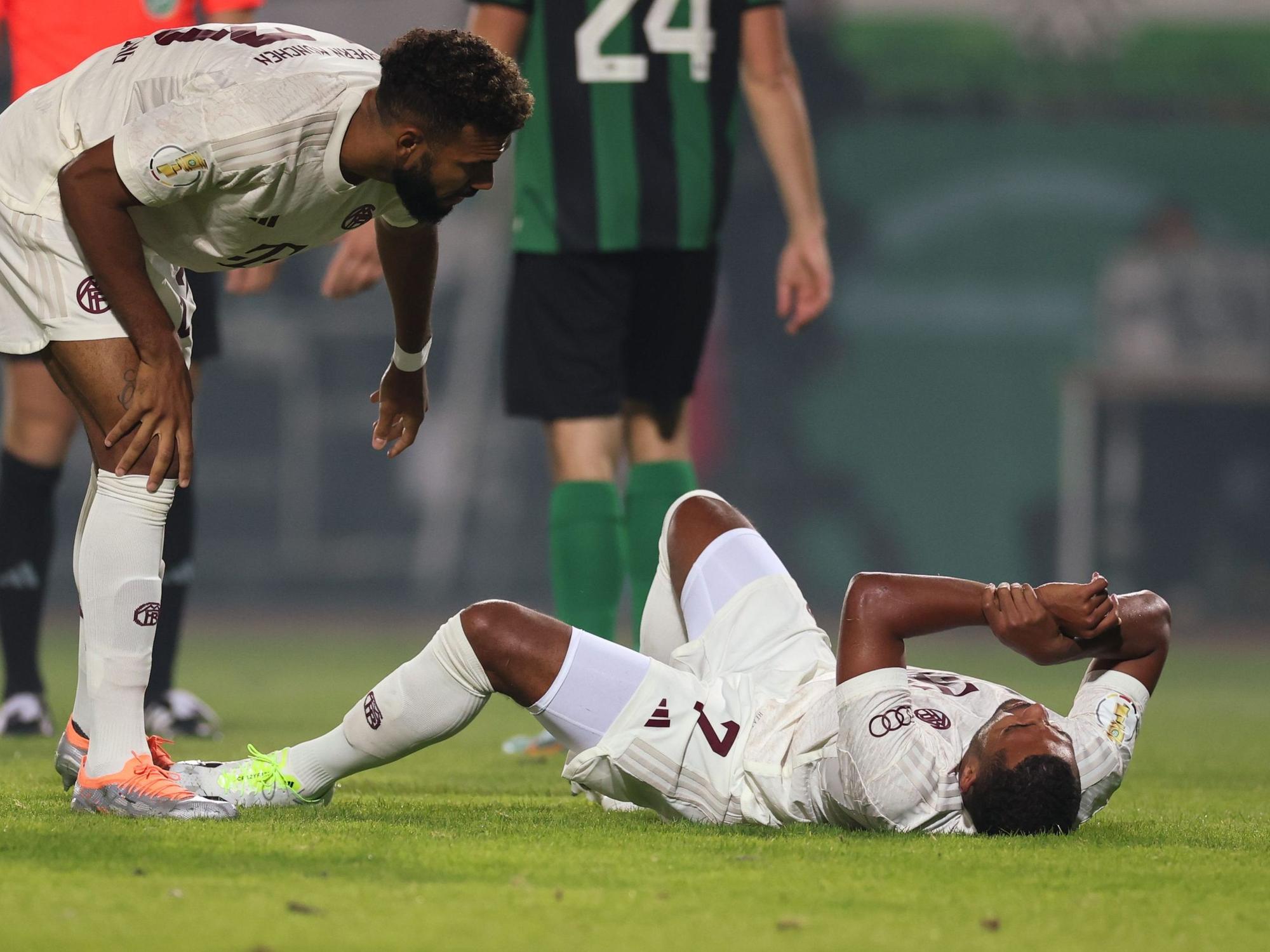 DFB-Pokal, Preußen Münster - Bayern München, 1. Runde: Serge Gnabry (unten) hat sich bei einem Zweikampf am Arm verletzt.