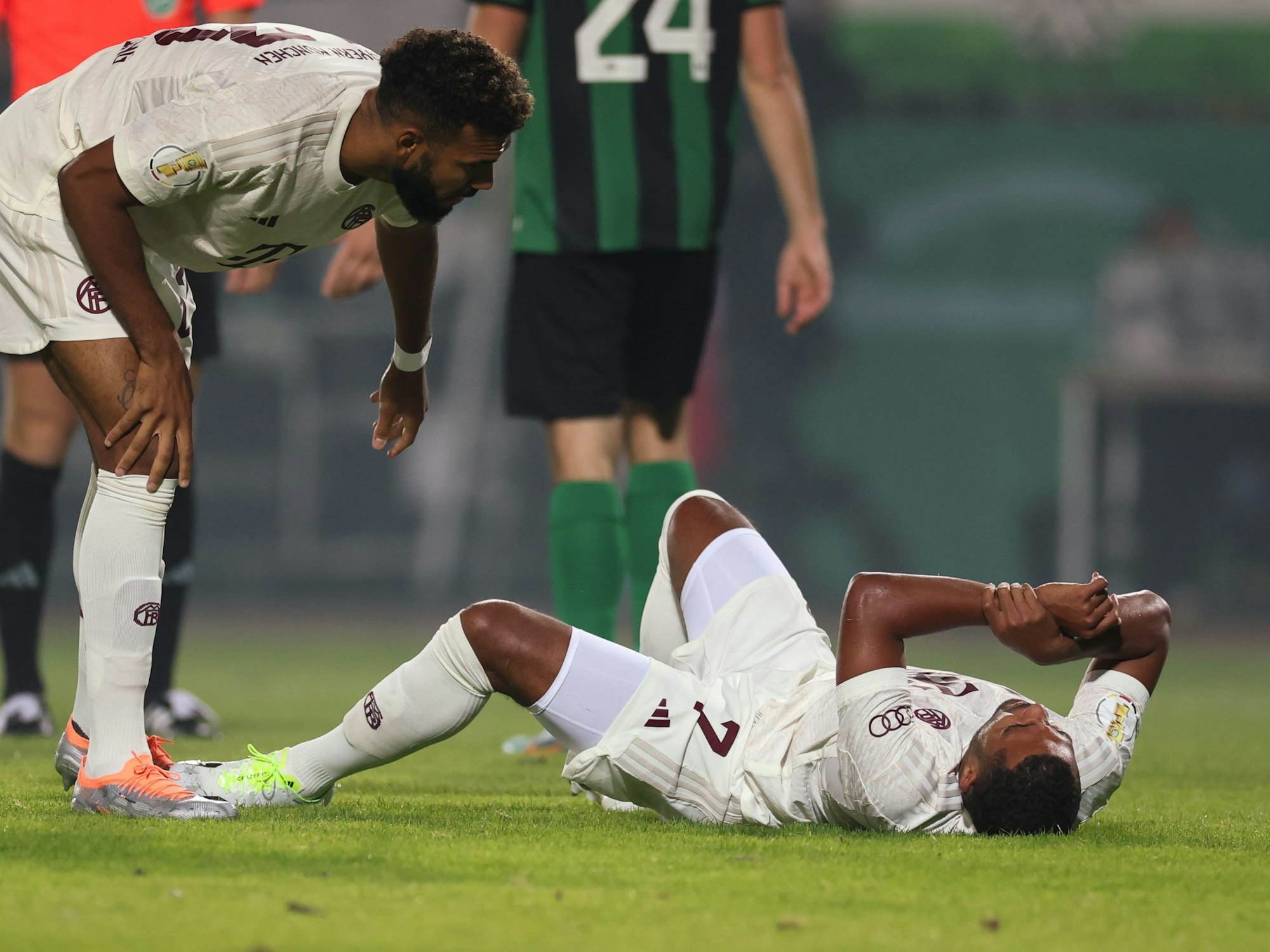 DFB-Pokal, Preußen Münster - Bayern München, 1. Runde: Serge Gnabry (unten) hat sich bei einem Zweikampf am Arm verletzt.