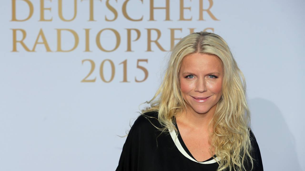 Moderatorin Charlotte Karlinder kommt zur Verleihung des Deutschen Radiopreises in Hamburg.