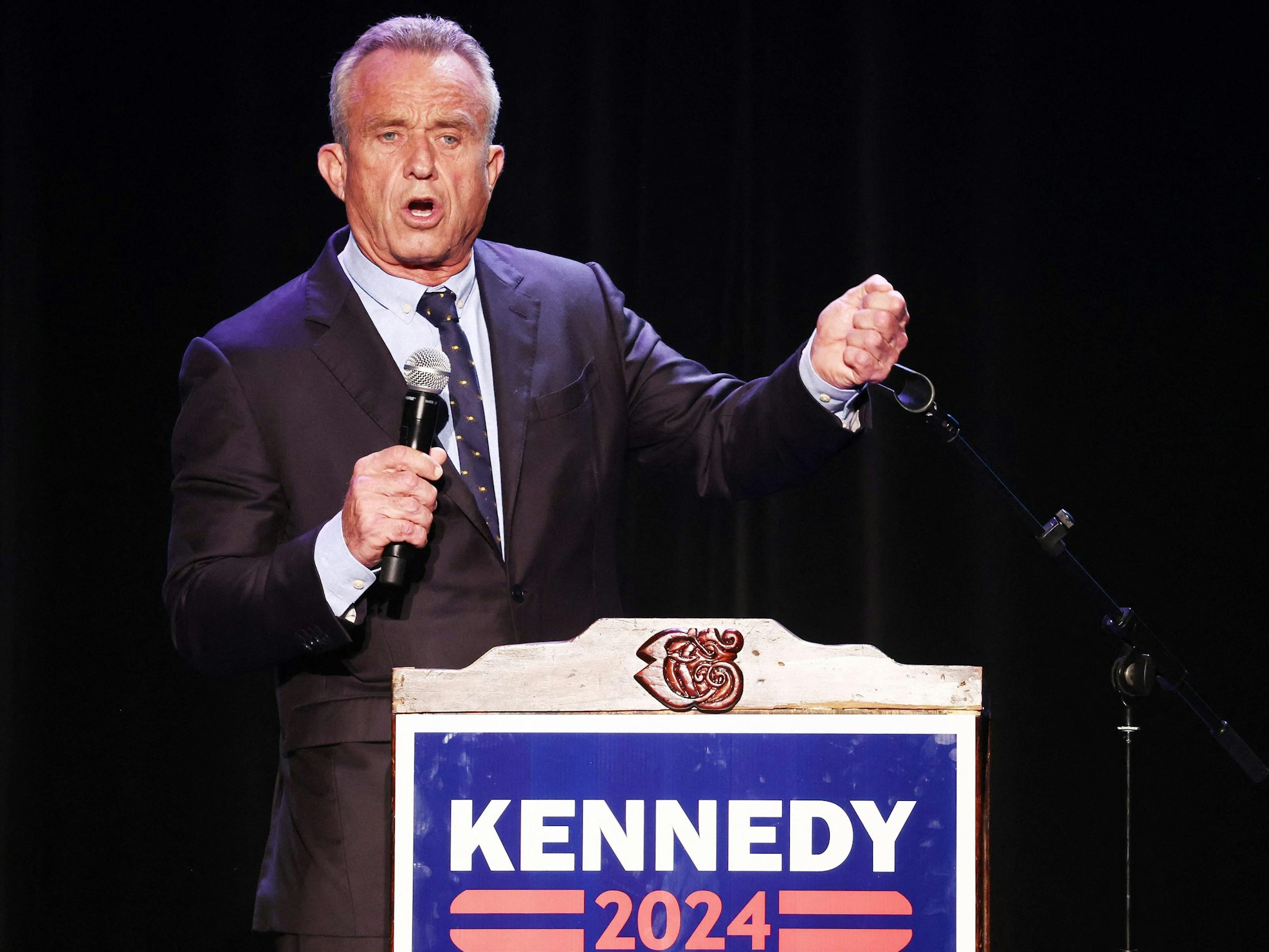 Der demokratische Präsidentschaftskandidat Robert F. Kennedy Jr. spricht Mitte September auf einer Wahlveranstaltung im Wilshire Ebell Theatre in Los Angeles (Kalifornien).
