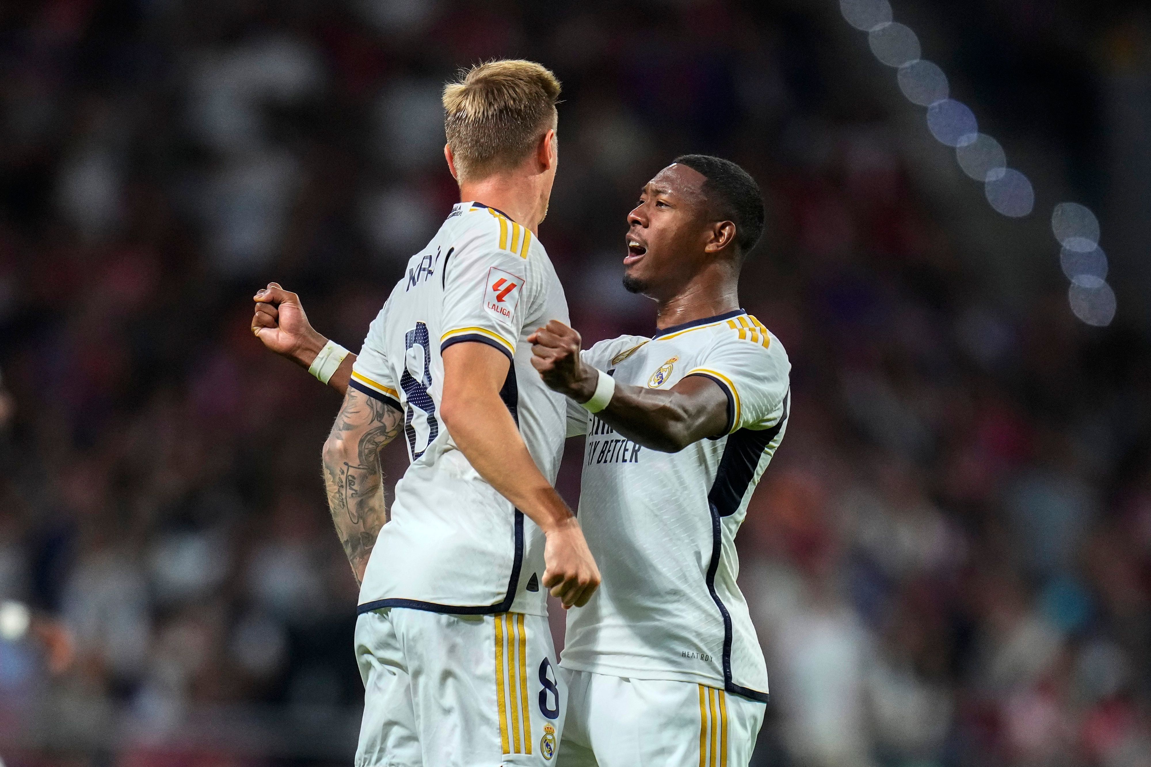 David Alaba (r.) und Toni Kroos im Spiel von Real Madrid gegen Atlético beim Torjubel.