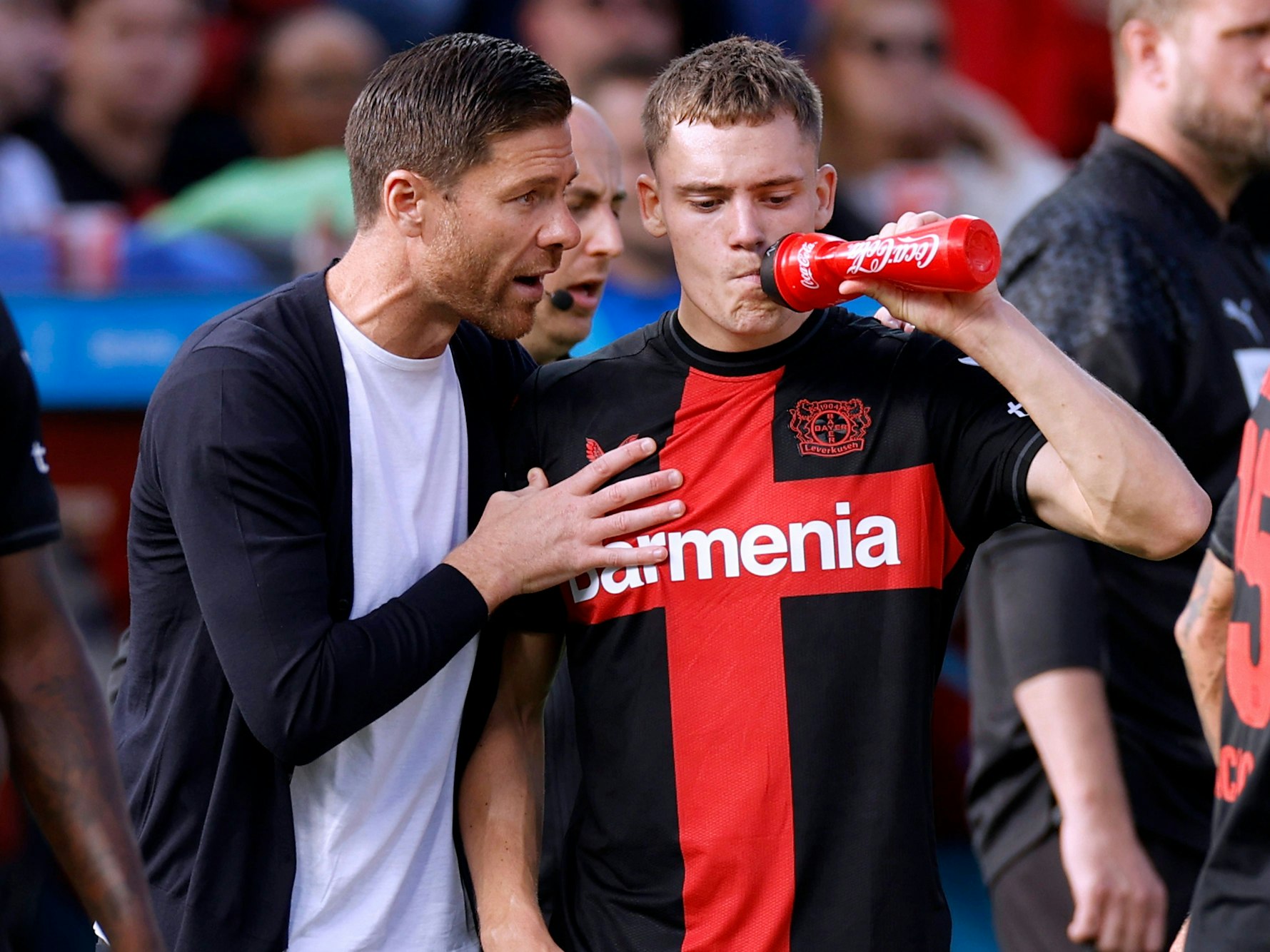 Florian Wirtz trinkt aus einer Flasche.