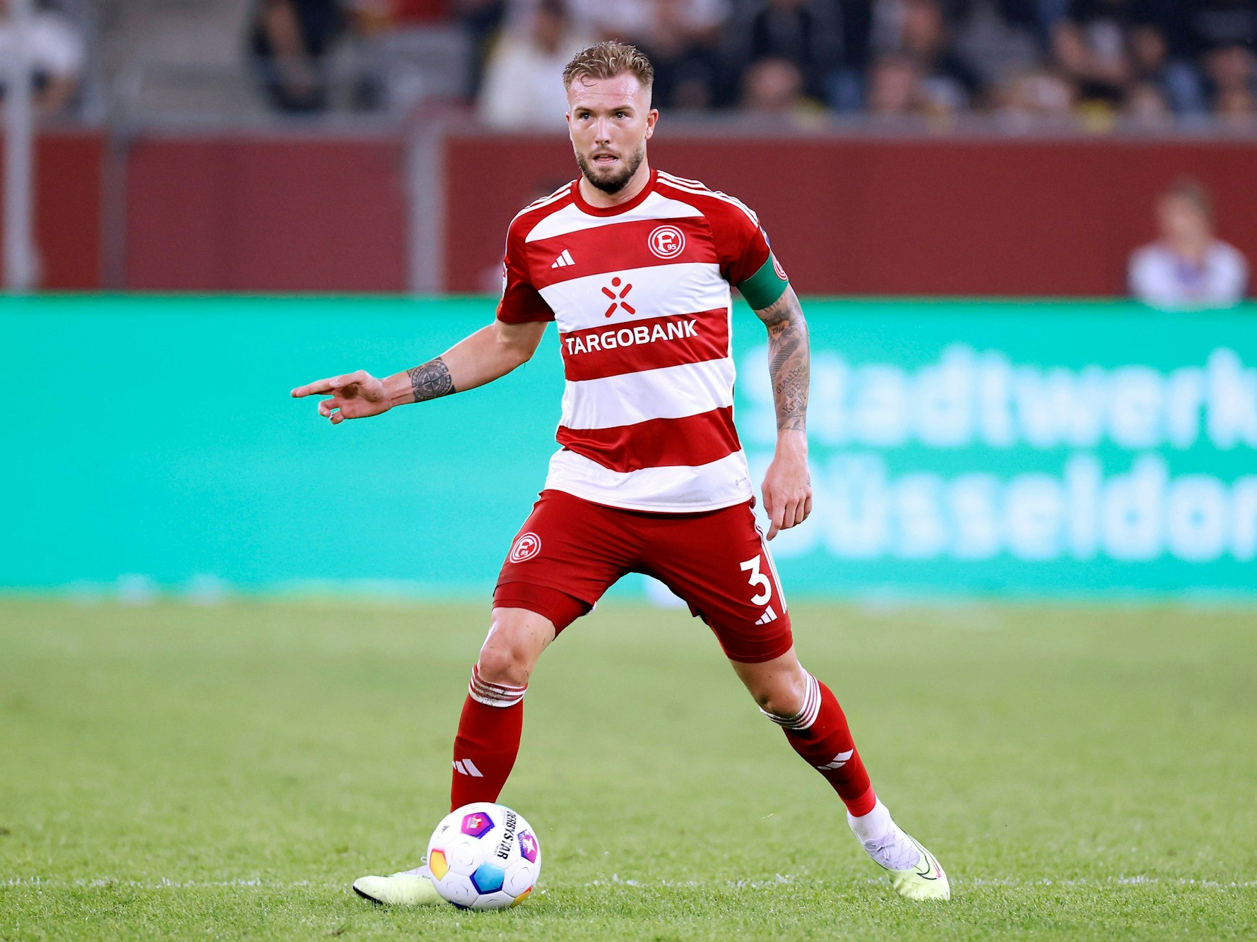 Andre Hoffmann führt den Ball im Spiel gegen den VfL Bochum.