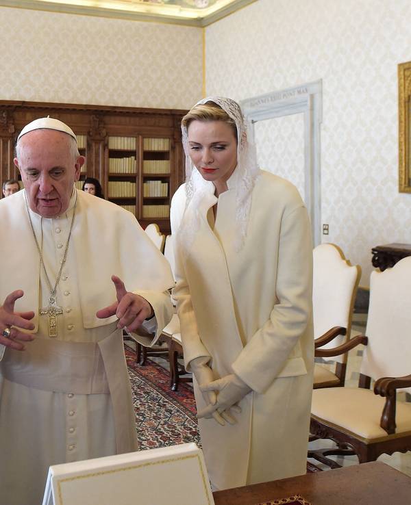 Fürst Albert und Fürstin Charlène bei einer Privat-Audienz mit Papst Franziskus im Jahr 2016.