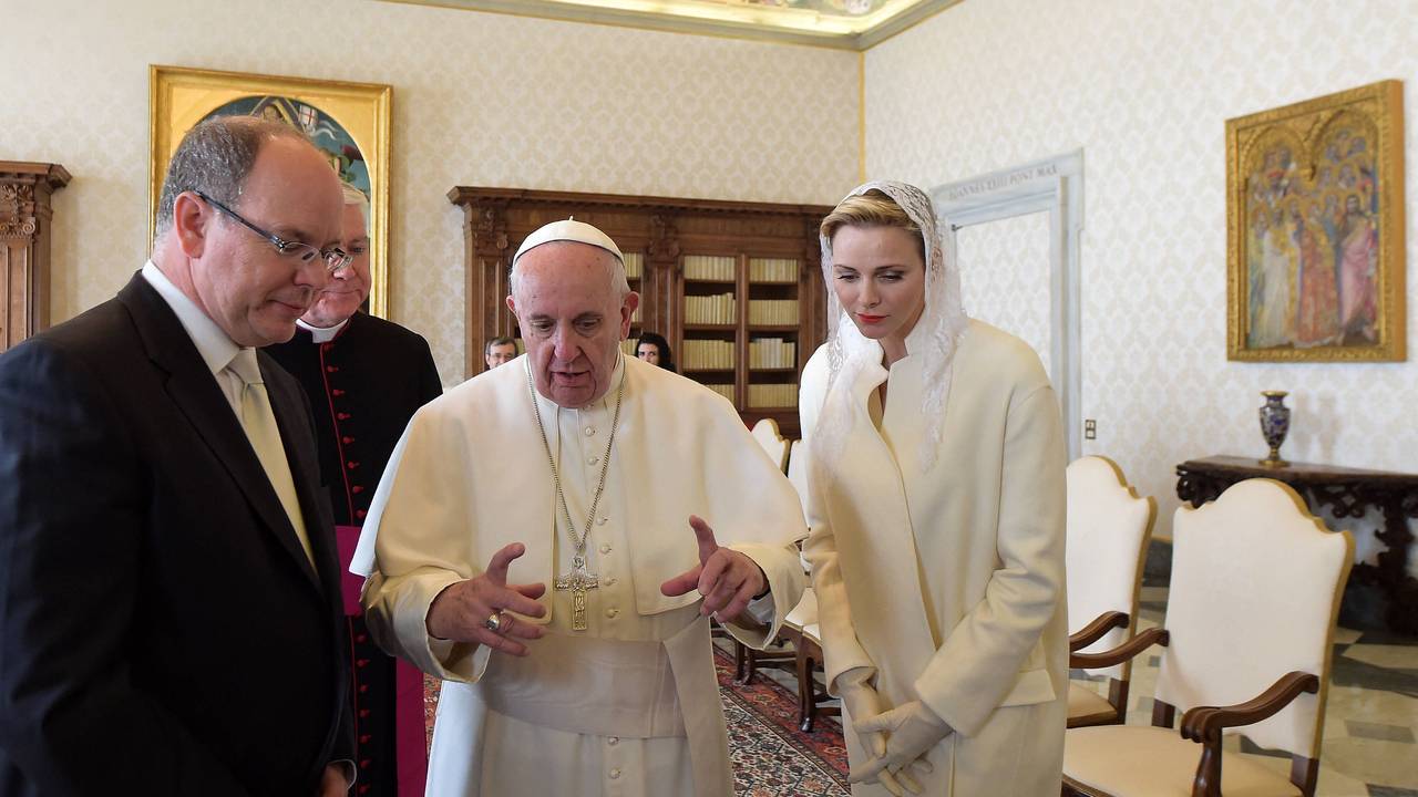 Fürst Albert und Fürstin Charlène bei einer Privat-Audienz mit Papst Franziskus im Jahr 2016.