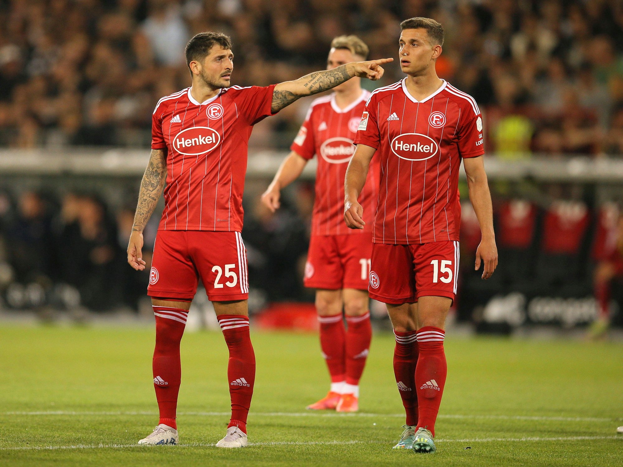Matthias Zimmermann und Tim Oberdorf stehen im Spiel beim FC St. Pauli auf dem Platz.
