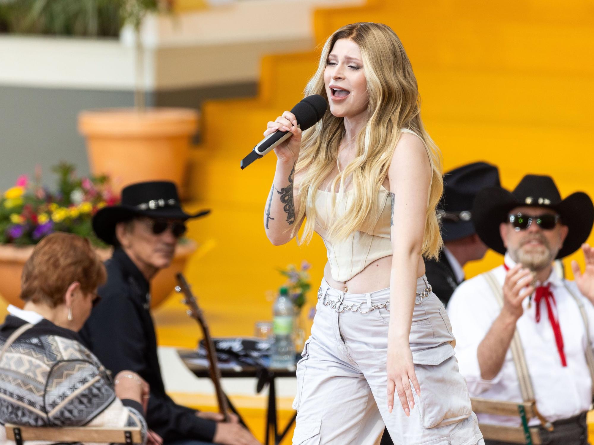 Entertainerin Marie Reim steht während der Live-Übertragung der Sendung «Immer wieder sonntags» auf der Bühne.