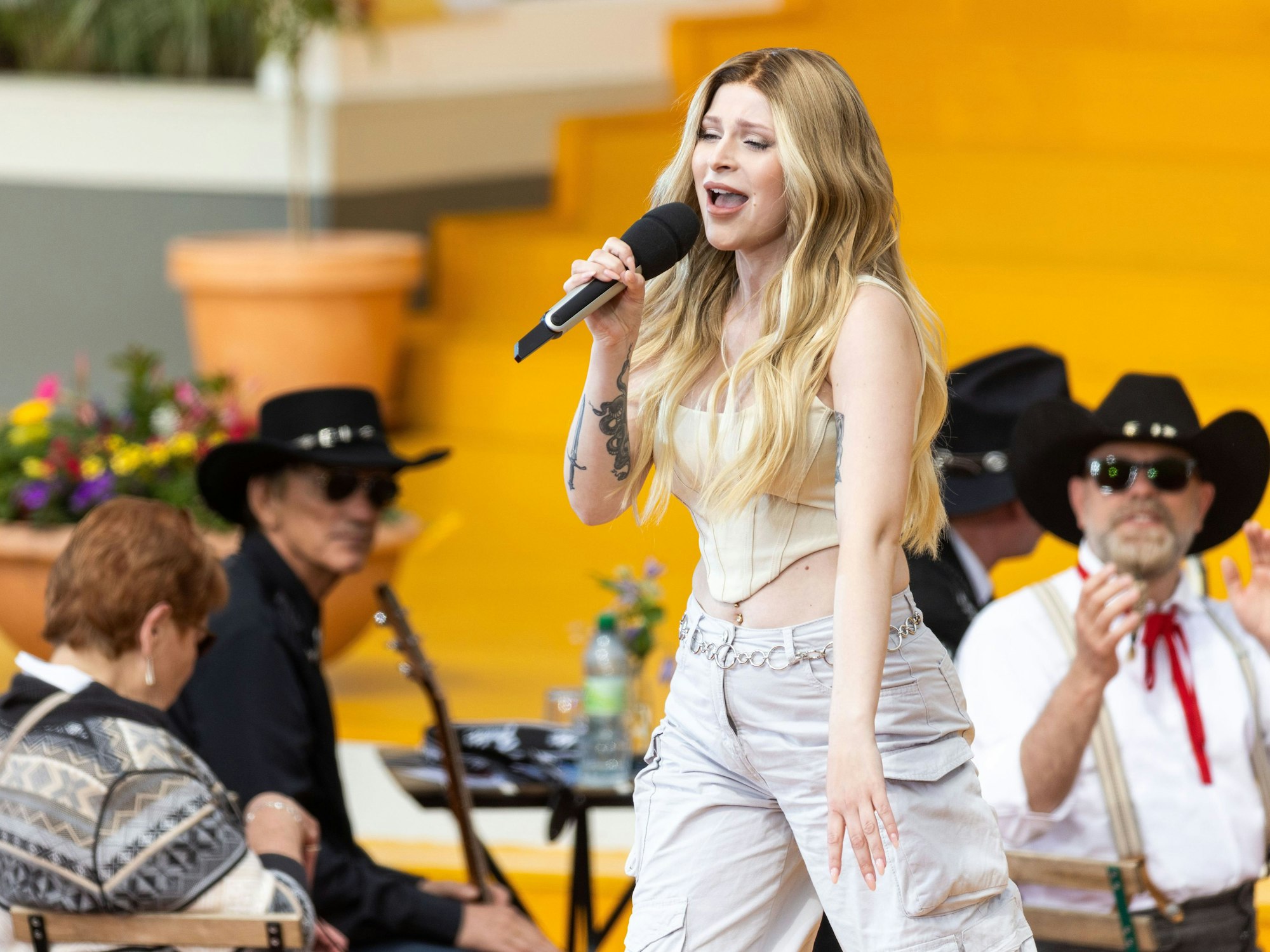 Entertainerin Marie Reim steht während der Live-Übertragung der Sendung «Immer wieder sonntags» auf der Bühne.