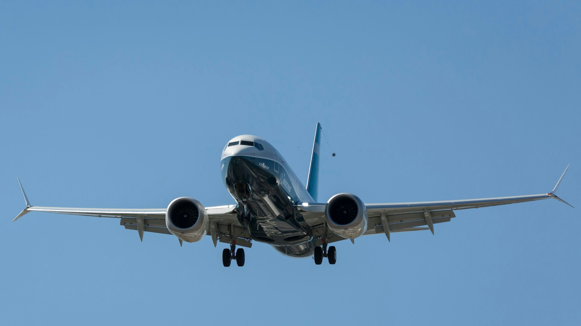 Eine Boeing 737 MAX 7 landet in Rahmen eines Testflugs in Seattle auf dem Boeing-Feld.