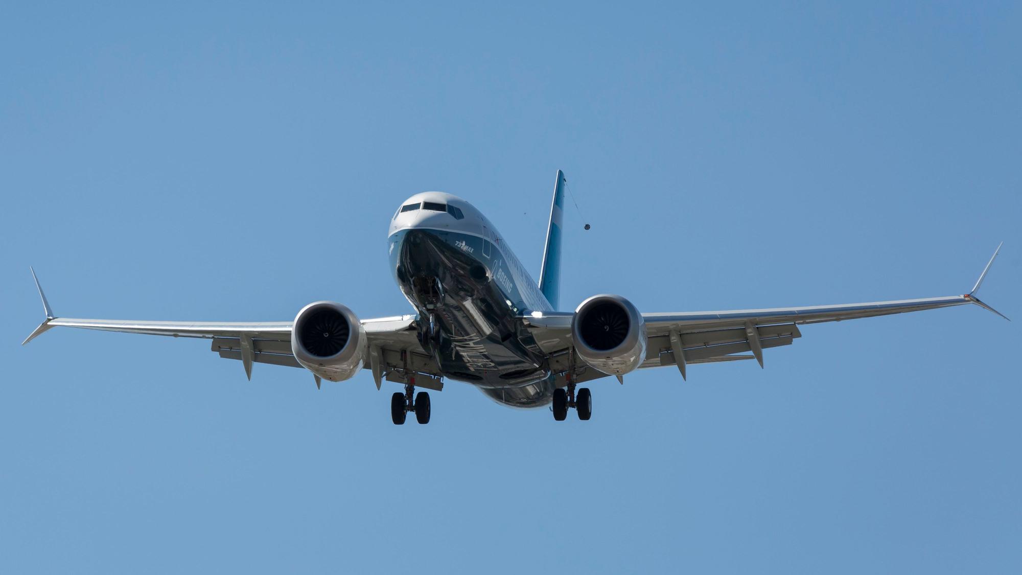 Eine Boeing 737 MAX 7 landet in Rahmen eines Testflugs in Seattle auf dem Boeing-Feld.