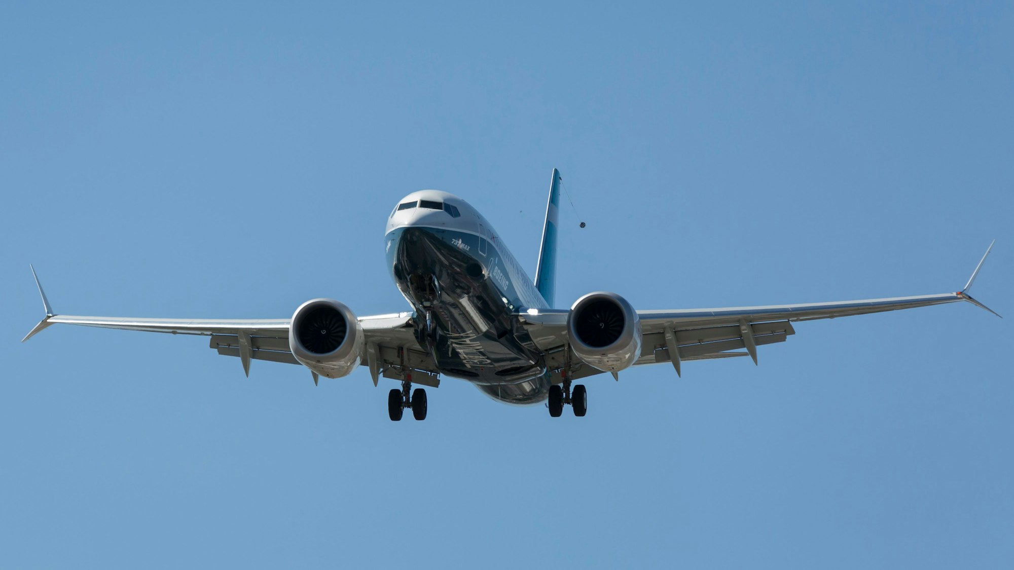 Eine Boeing 737 MAX 7 landet in Rahmen eines Testflugs in Seattle auf dem Boeing-Feld.
