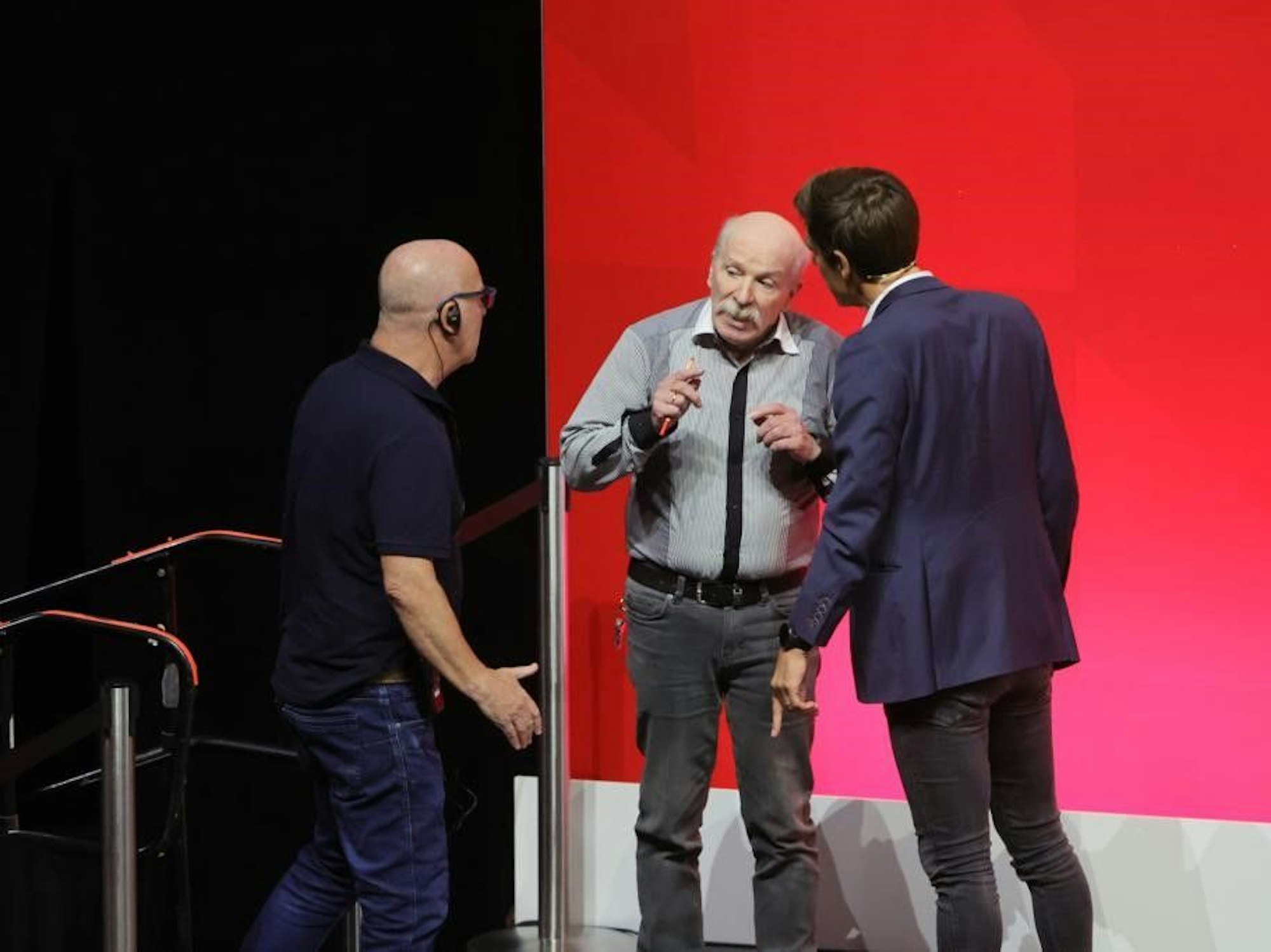 Ein Fan sorgt für Trubel bei der Mitgliederversammlung des 1. FC Köln.