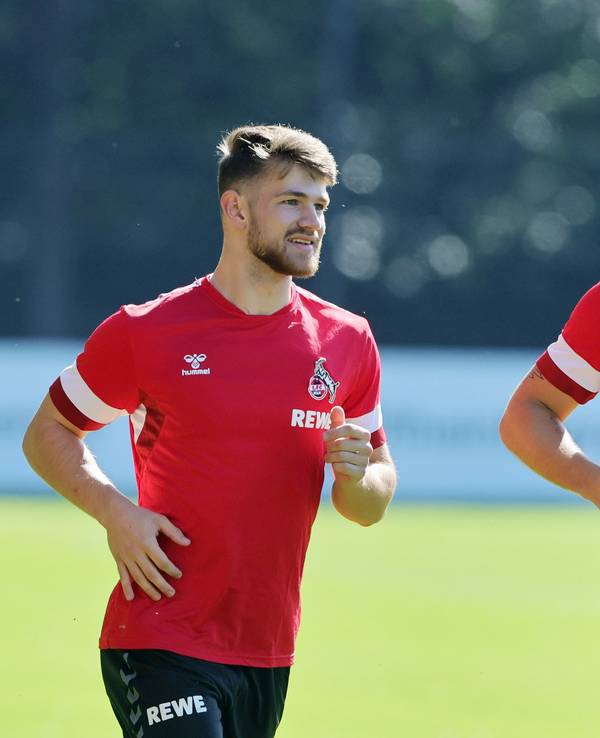 Jan Thielmann neben Noah Katterbach und Mathias Olesen im Training beim 1. FC Köln.