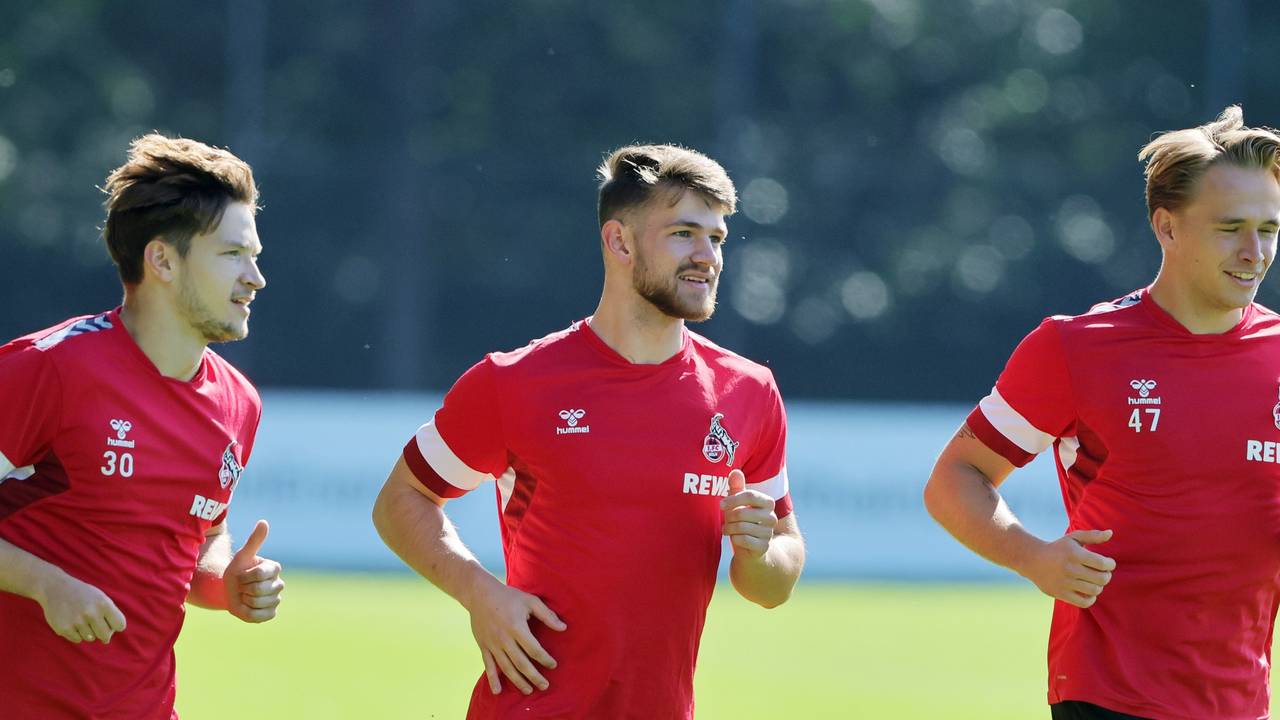 Jan Thielmann neben Noah Katterbach und Mathias Olesen im Training beim 1. FC Köln.