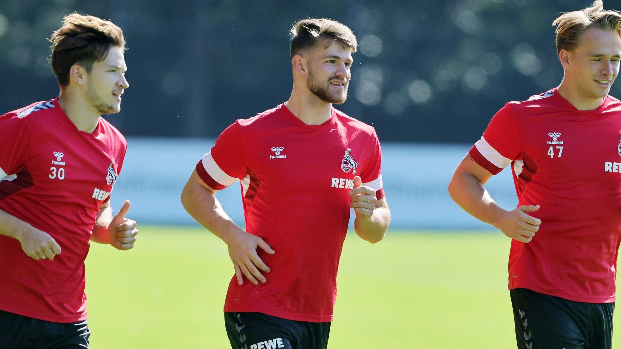 Jan Thielmann neben Noah Katterbach und Mathias Olesen im Training beim 1. FC Köln.