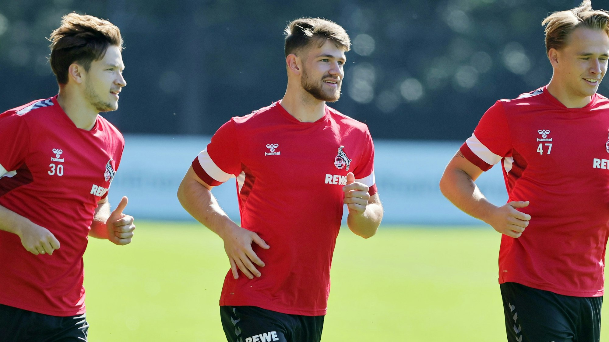 Jan Thielmann neben Noah Katterbach und Mathias Olesen im Training beim 1. FC Köln.